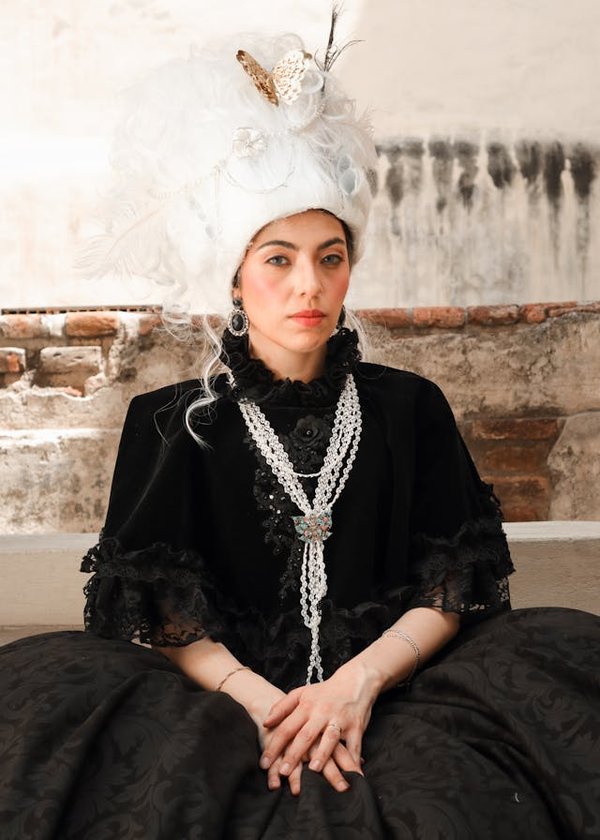 Quels conseils pour choisir des accessoires pour une robe de cocktail noire?