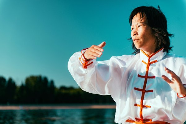 Quels sont les avantages de pratiquer le tai-chi en plein air pour les femmes cherchant à réduire le stress ?